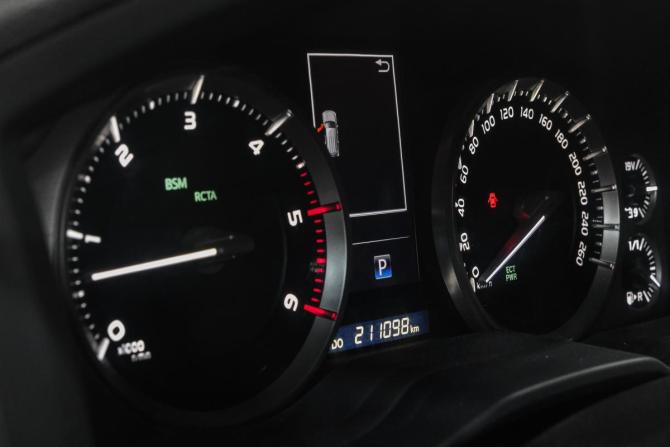 Toyota Land Cruiser 200 Series Рестайлинг 2 с пробегом 2015 года, цена 4 619 000 рублей, 211000 км, внедорожник, Автокод Объявления