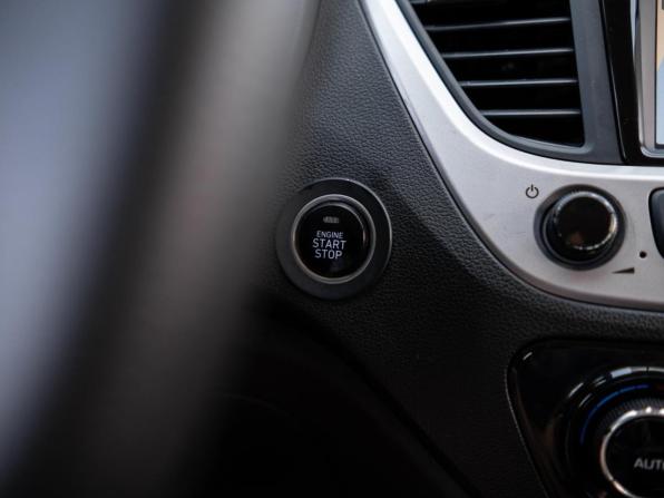 Hyundai Solaris II с пробегом 2017 года, цена 1 349 000 рублей, 165498 км, седан, Автокод Объявления