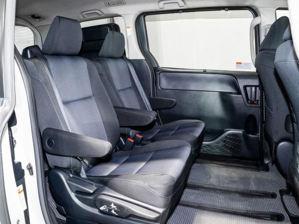 Toyota Voxy III (R80) с пробегом 2014 года, цена 1 750 000 рублей, 152500 км, минивэн, Автокод Объявления