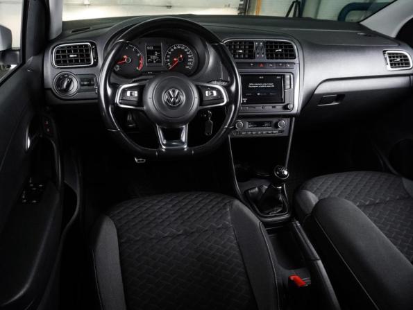 Volkswagen Polo V Рестайлинг с пробегом 2018 года, цена 1 119 000 рублей, 124054 км, седан, Автокод Объявления