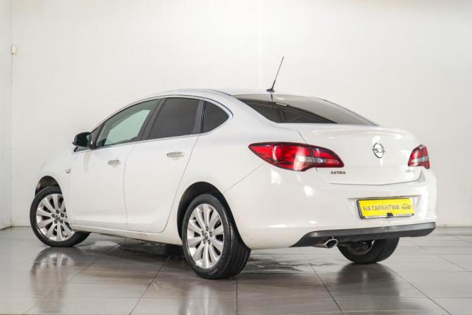 Opel Astra J Рестайлинг с пробегом 2013 года, цена 739 000 рублей, 176000 км, седан, Автокод Объявления