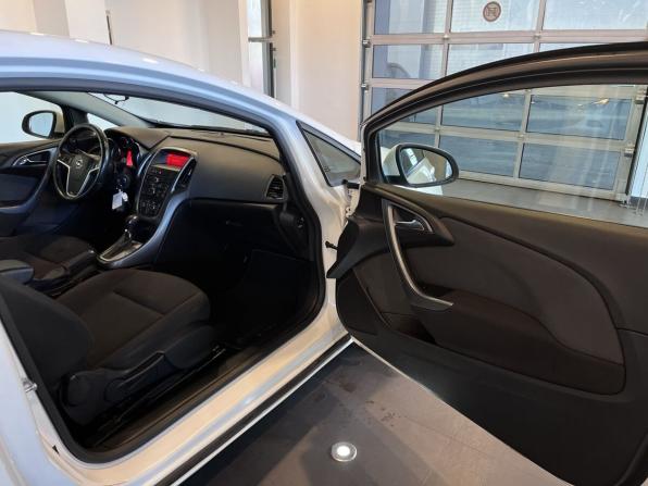 Opel Astra J Рестайлинг с пробегом 2013 года, цена 635 000 рублей, 217706 км, хэтчбек, Автокод Объявления