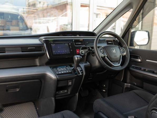 Honda Stepwgn V с пробегом 2015 года, цена 1 490 000 рублей, 167363 км, минивэн, Автокод Объявления