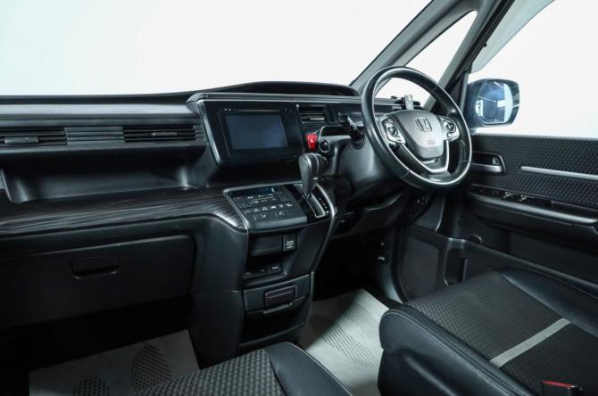 Honda Stepwgn V с пробегом 2015 года, цена 1 699 000 рублей, 165833 км, минивэн, Автокод Объявления