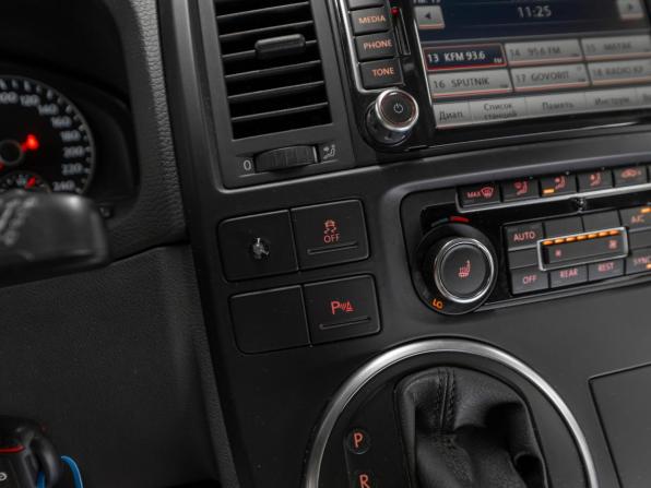 Volkswagen Multivan T5 Рестайлинг с пробегом 2015 года, цена 2 680 000 рублей, 197980 км, минивэн, Автокод Объявления