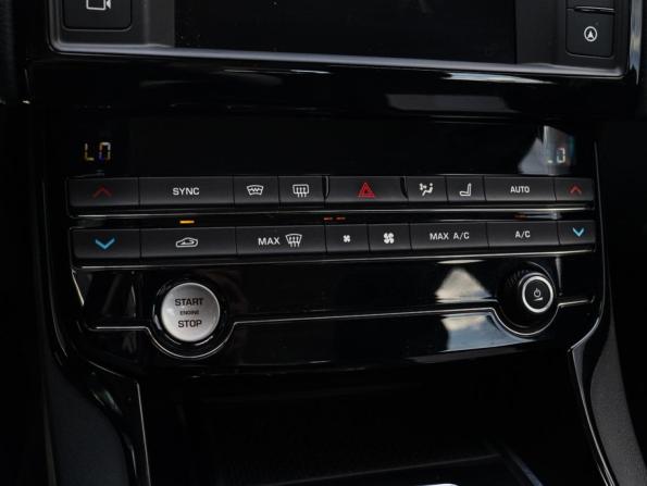 Jaguar XE I с пробегом 2016 года, цена 1 880 000 рублей, 99356 км, седан, Автокод Объявления