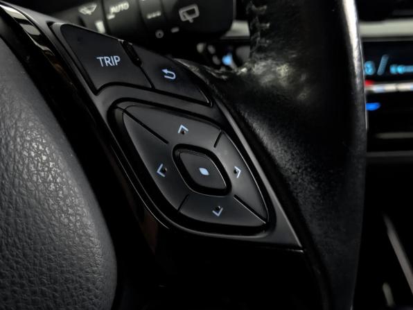 Toyota C-HR I Рестайлинг с пробегом 2021 года, цена 2 845 000 рублей, 55095 км, внедорожник, Автокод Объявления