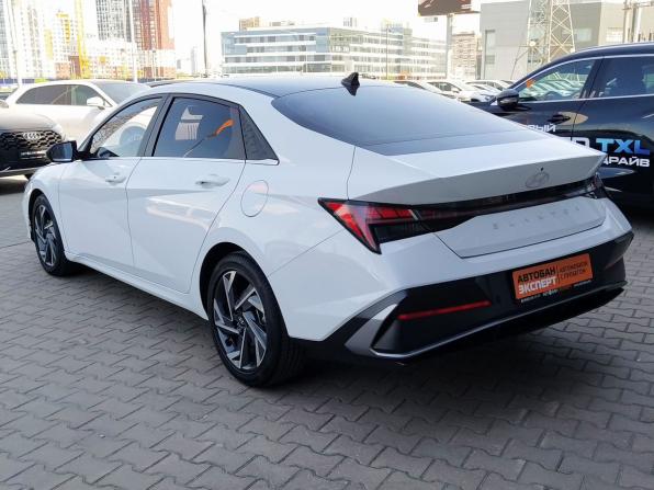 Hyundai Elantra VII (CN7) Рестайлинг с пробегом 2024 года, цена 2 300 000 рублей, 15556 км, седан, Автокод Объявления