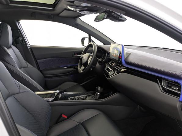 Toyota C-HR I Рестайлинг с пробегом 2021 года, цена 2 895 000 рублей, 47653 км, внедорожник, Автокод Объявления