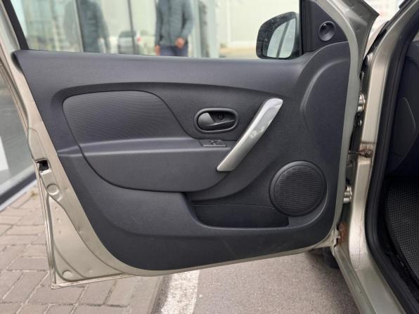 Renault Sandero II с пробегом 2016 года, цена 699 000 рублей, 174506 км, хэтчбек, Автокод Объявления