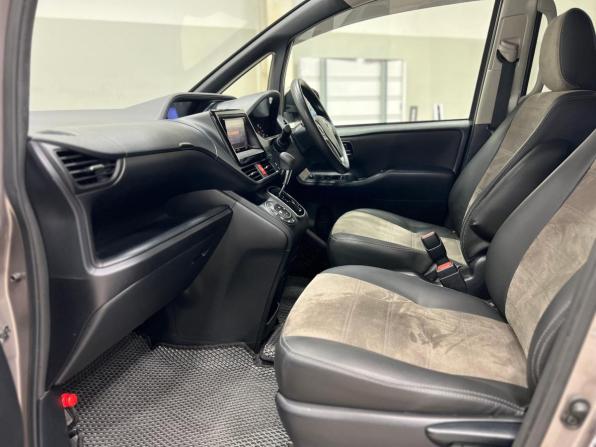 Toyota Noah III (R80) Рестайлинг с пробегом 2018 года, цена 2 150 000 рублей, 125000 км, минивэн, Автокод Объявления