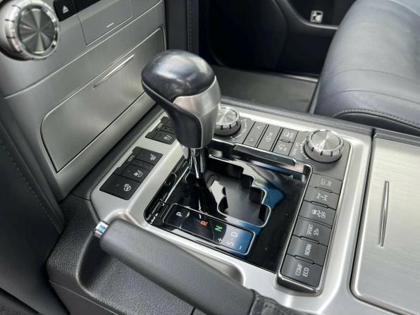 Toyota Land Cruiser 200 Series Рестайлинг 2 с пробегом 2018 года, цена 6 799 000 рублей, 190000 км, внедорожник, Автокод Объявления
