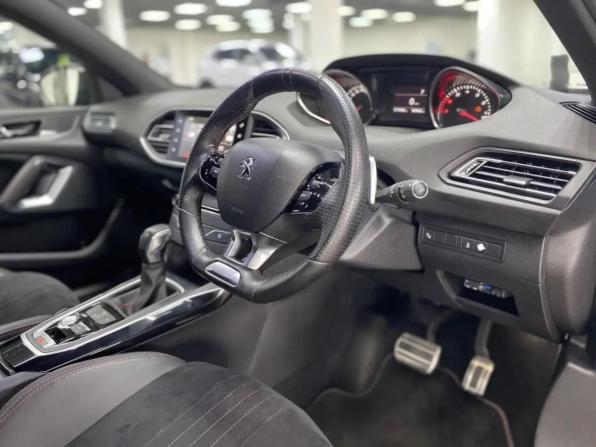 Peugeot 308 II с пробегом 2015 года, цена 1 569 000 рублей, 111900 км, универсал, Автокод Объявления