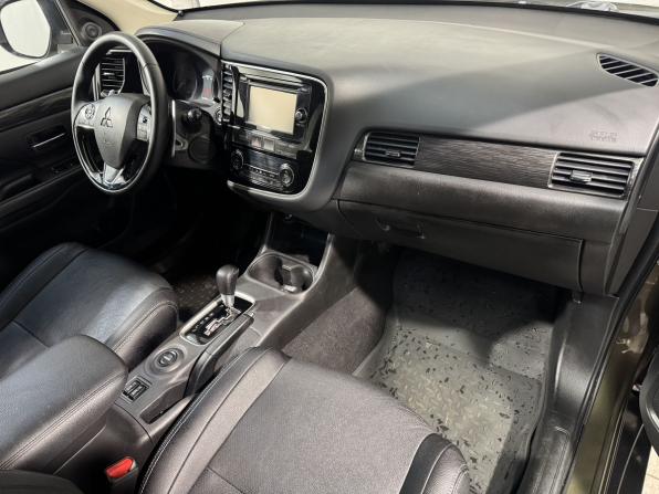 Mitsubishi Outlander III Рестайлинг 2 с пробегом 2015 года, цена 1 999 800 рублей, 120000 км, внедорожник, Автокод Объявления