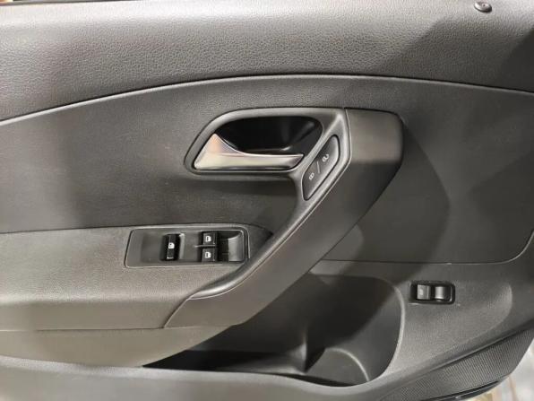 Volkswagen Polo V Рестайлинг с пробегом 2018 года, цена 978 000 рублей, 121522 км, седан, Автокод Объявления