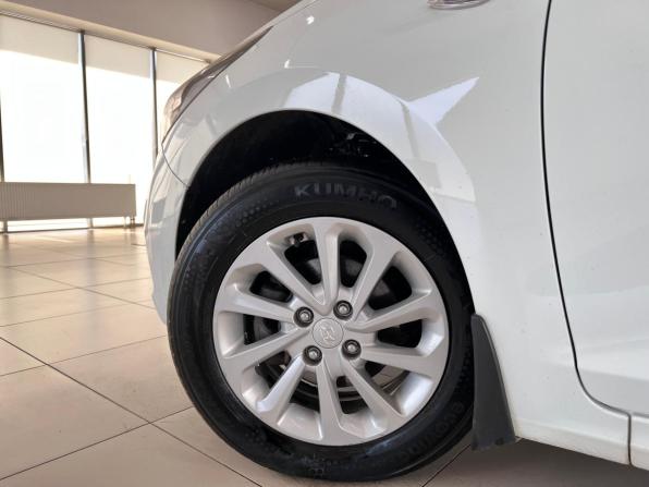 Hyundai Solaris II с пробегом 2017 года, цена 1 379 000 рублей, 112529 км, седан, Автокод Объявления