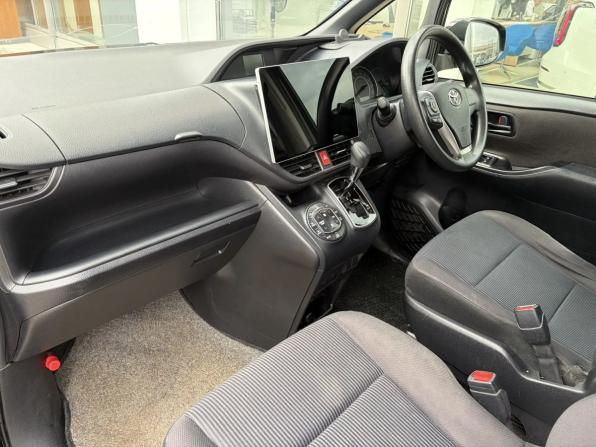 Toyota Voxy III (R80) Рестайлинг с пробегом 2018 года, цена 2 120 000 рублей, 171144 км, минивэн, Автокод Объявления