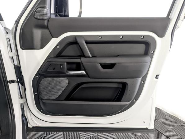 Land Rover Defender II с пробегом 2020 года, цена 4 250 000 рублей, 44731 км, внедорожник, Автокод Объявления