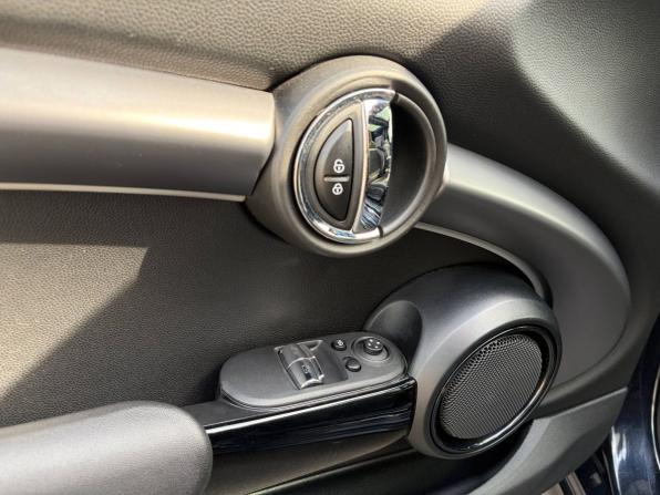 Mini Hatch III (F55/F56) Рестайлинг 2 с пробегом 2021 года, цена 3 455 000 рублей, 77650 км, хэтчбек, Автокод Объявления
