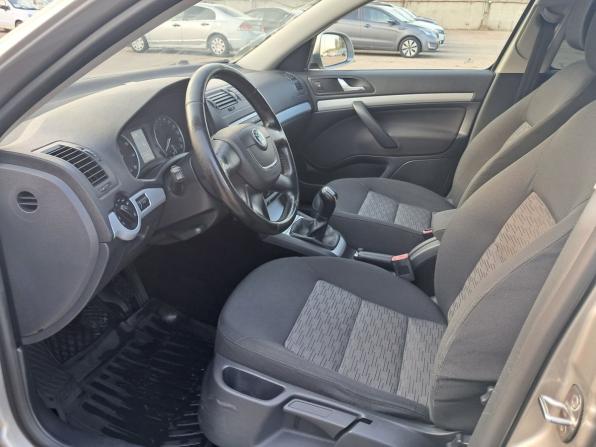 Skoda Octavia II (A5) Рестайлинг с пробегом 2011 года, цена 800 000 рублей, 210000 км, лифтбек, Автокод Объявления