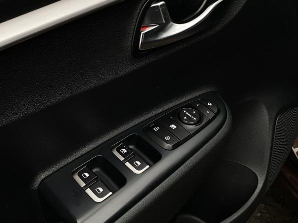 Kia Rio IV Рестайлинг с пробегом 2021 года, цена 1 549 000 рублей, 125956 км, седан, Автокод Объявления