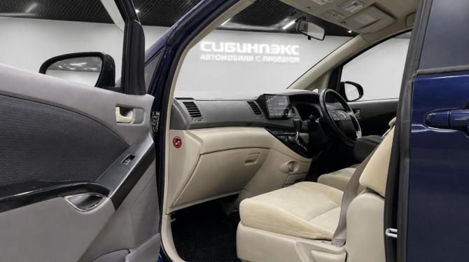 Toyota ISis I Рестайлинг с пробегом 2014 года, цена 1 030 000 рублей, 313000 км, минивэн, Автокод Объявления