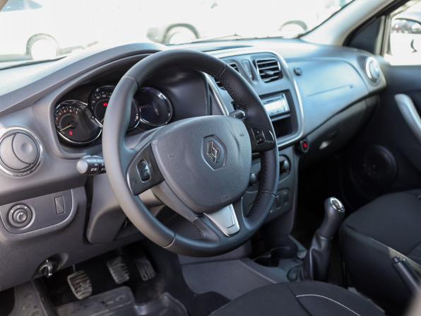 Renault Sandero II с пробегом 2017 года, цена 969 000 рублей, 98363 км, хэтчбек, Автокод Объявления