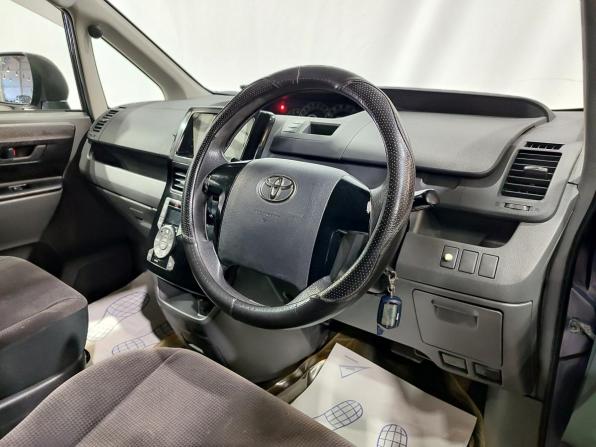 Toyota Voxy II (R70) с пробегом 2008 года, цена 1 100 000 рублей, 278763 км, минивэн, Автокод Объявления
