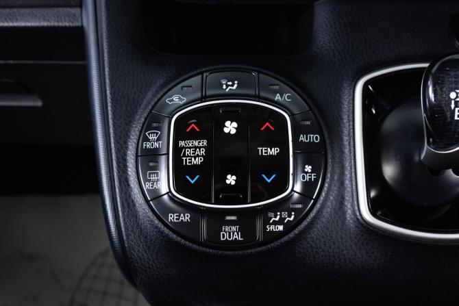 Toyota Voxy III (R80) с пробегом 2014 года, цена 1 799 000 рублей, 149256 км, минивэн, Автокод Объявления
