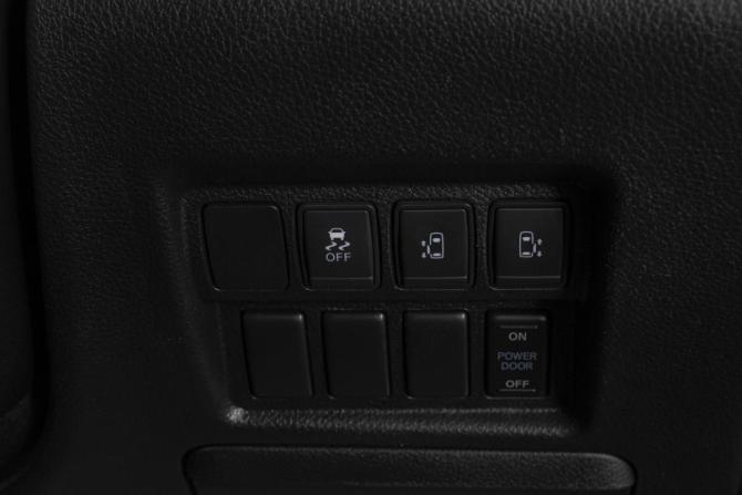 Nissan Elgrand III (E52) Рестайлинг с пробегом 2018 года, цена 3 449 000 рублей, 71000 км, минивэн, Автокод Объявления