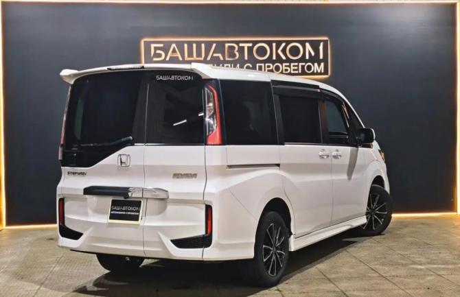 Honda Stepwgn V Рестайлинг с пробегом 2019 года, цена 2 235 000 рублей, 110880 км, минивэн, Автокод Объявления