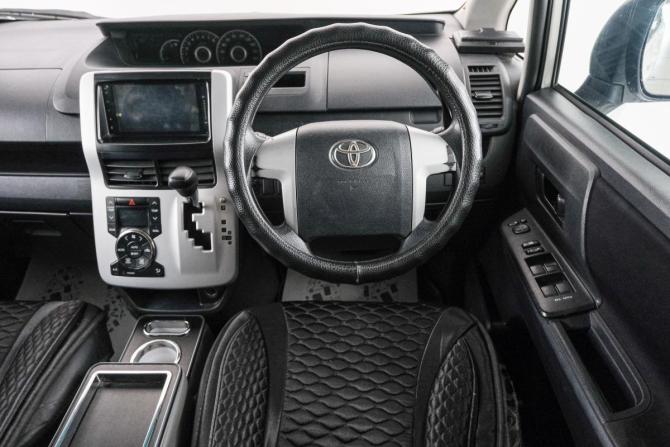 Toyota Voxy II (R70) с пробегом 2010 года, цена 1 349 000 рублей, 190808 км, минивэн, Автокод Объявления