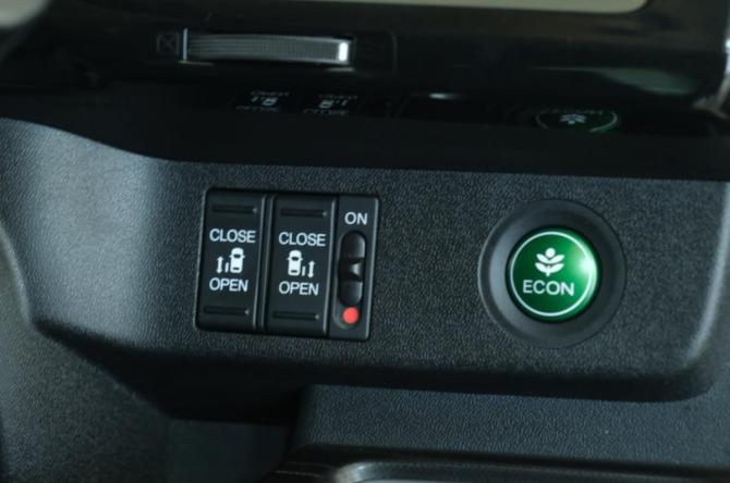Honda Stepwgn V с пробегом 2016 года, цена 2 049 000 рублей, 97150 км, минивэн, Автокод Объявления