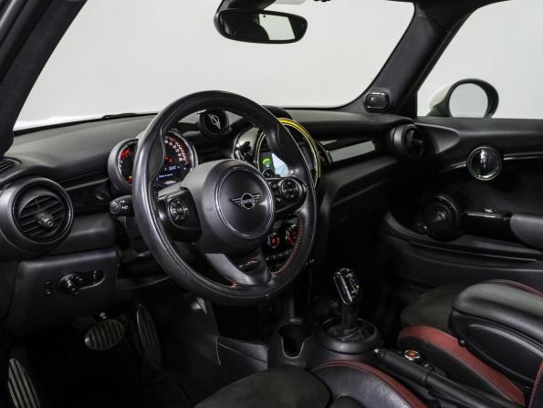 Mini Hatch III (F55/F56) Рестайлинг с пробегом 2019 года, цена 2 549 000 рублей, 111352 км, хэтчбек, Автокод Объявления