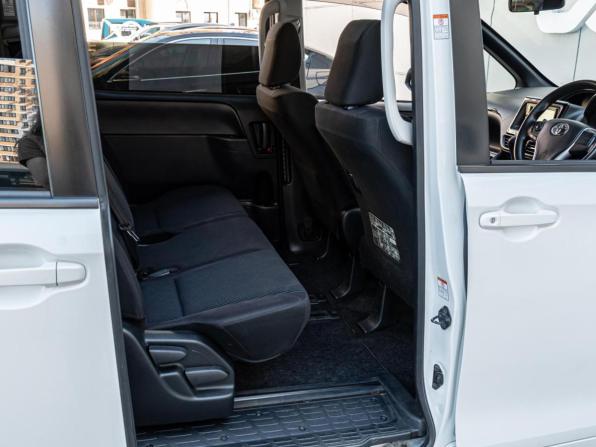 Toyota Noah III (R80) с пробегом 2015 года, цена 1 745 000 рублей, 199448 км, минивэн, Автокод Объявления