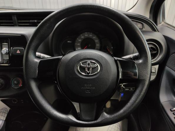 Toyota Vitz III (XP130) Рестайлинг 2 с пробегом 2017 года, цена 810 000 рублей, 105850 км, хэтчбек, Автокод Объявления
