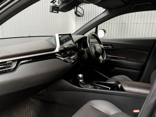 Toyota C-HR I с пробегом 2018 года, цена 2 315 000 рублей, 89403 км, внедорожник, Автокод Объявления