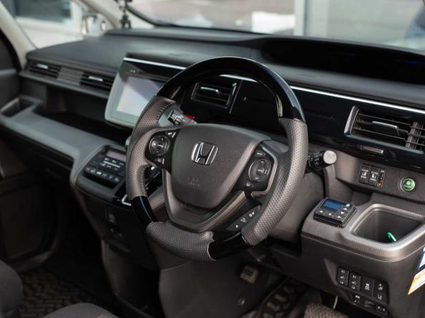 Honda Stepwgn V с пробегом 2016 года, цена 1 850 000 рублей, 114964 км, минивэн, Автокод Объявления