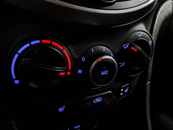 Hyundai Solaris I Рестайлинг с пробегом 2015 года, цена 755 000 рублей, 218000 км, хэтчбек, Автокод Объявления