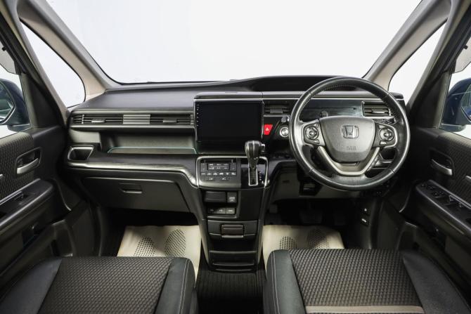 Honda Stepwgn V с пробегом 2015 года, цена 1 899 000 рублей, 161000 км, минивэн, Автокод Объявления