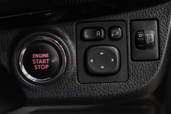 Toyota Vitz III (XP130) Рестайлинг 2 с пробегом 2018 года, цена 999 000 рублей, 140200 км, хэтчбек, Автокод Объявления