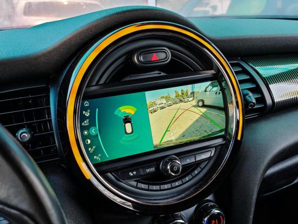 Mini Hatch III (F55/F56) Рестайлинг с пробегом 2019 года, цена 2 650 000 рублей, 112551 км, хэтчбек, Автокод Объявления