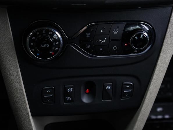 Renault Logan II с пробегом 2015 года, цена 800 000 рублей, 34600 км, седан, Автокод Объявления