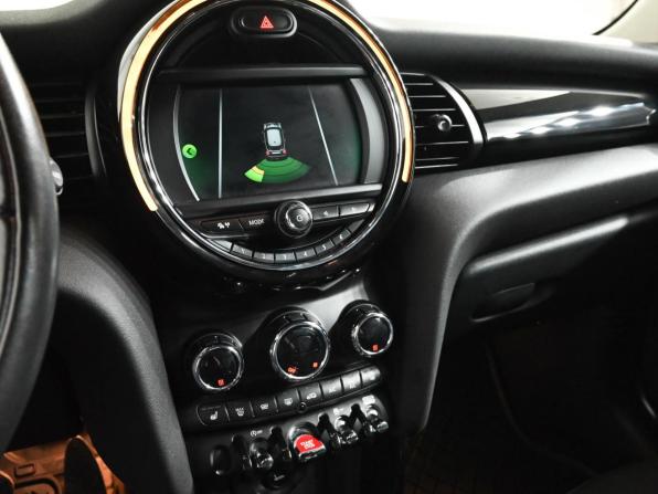 Mini Hatch III (F55/F56) Рестайлинг с пробегом 2018 года, цена 2 400 000 рублей, 50995 км, хэтчбек, Автокод Объявления