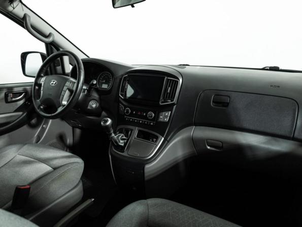 Hyundai H-1 II Рестайлинг 2 с пробегом 2021 года, цена 2 799 585 рублей, 111884 км, минивэн, Автокод Объявления