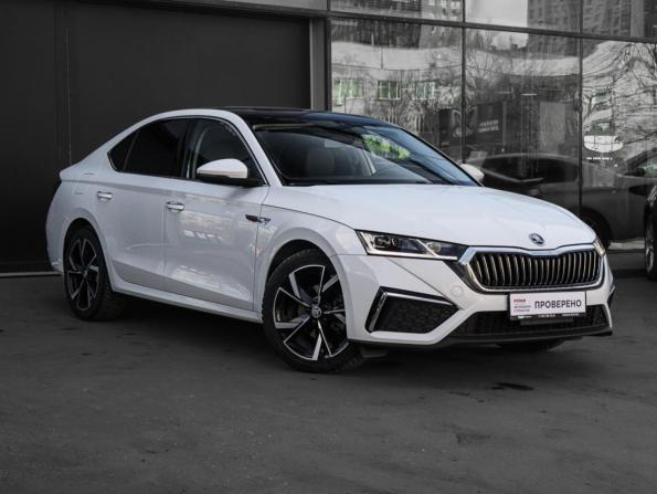 Skoda Octavia IV (A8) с пробегом 2023 года, цена 2 590 000 рублей, 46650 км, лифтбек, Автокод Объявления