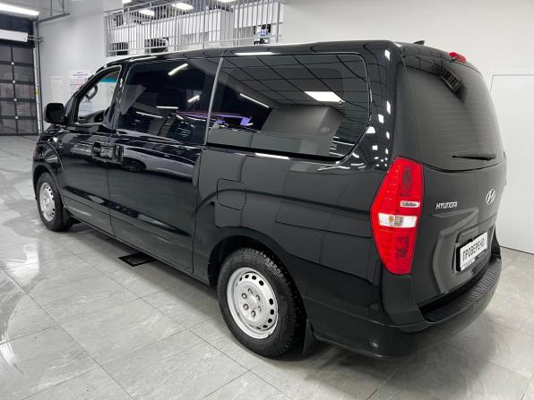 Hyundai H-1 II Рестайлинг 2 с пробегом 2018 года, цена 2 550 000 рублей, 175000 км, минивэн, Автокод Объявления