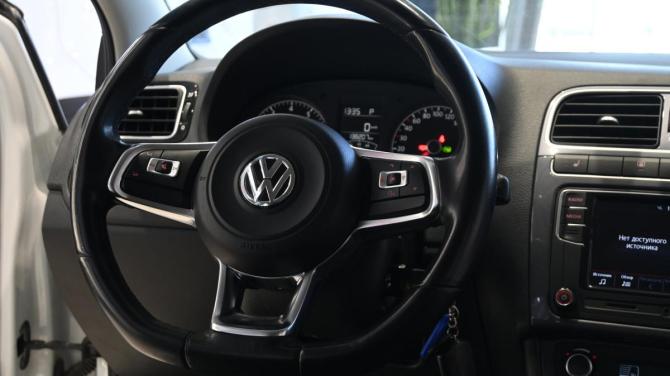 Volkswagen Polo V Рестайлинг с пробегом 2018 года, цена 1 320 000 рублей, 138105 км, седан, Автокод Объявления