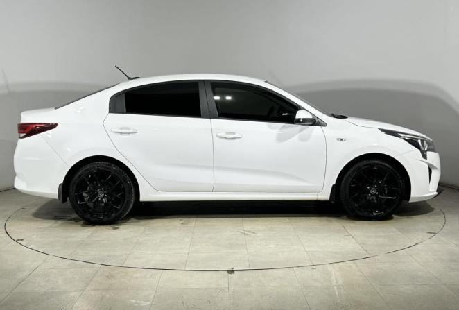 Kia Rio IV Рестайлинг с пробегом 2021 года, цена 1 735 000 рублей, 80170 км, седан, Автокод Объявления