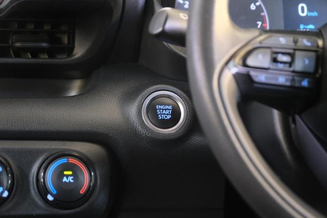 Toyota Yaris IV с пробегом 2021 года, цена 1 139 000 рублей, 115000 км, хэтчбек, Автокод Объявления